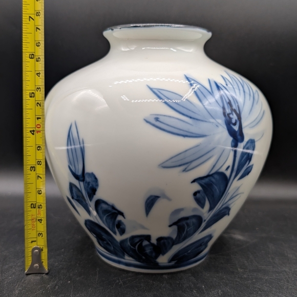 Vintage Japanese Blue & White Hand Painted Floral Tobe Vase, Black Rim - Picture 9 of 12